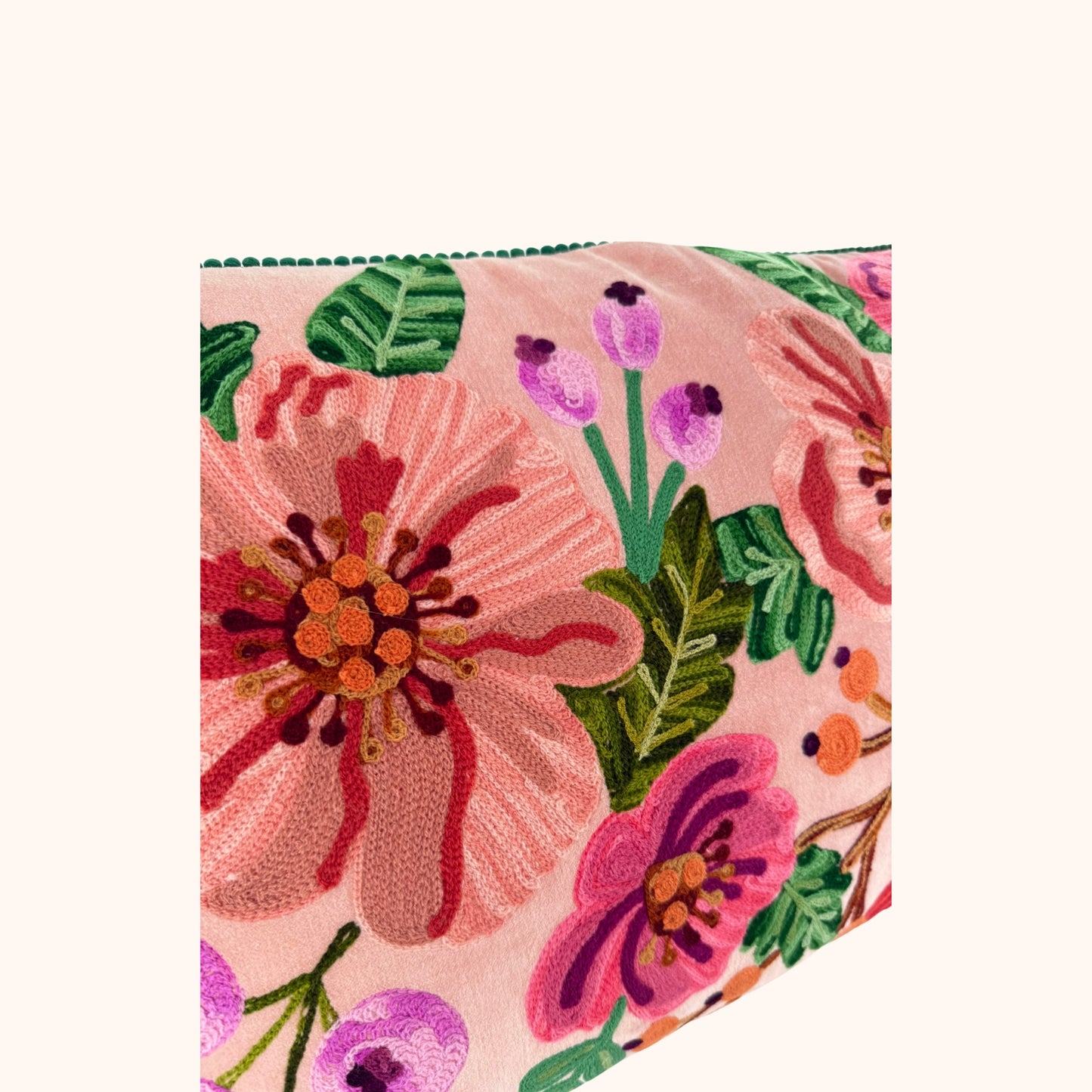 Velours kussen 40 x 60 cm met handgemaakte bloemenborduursels roze