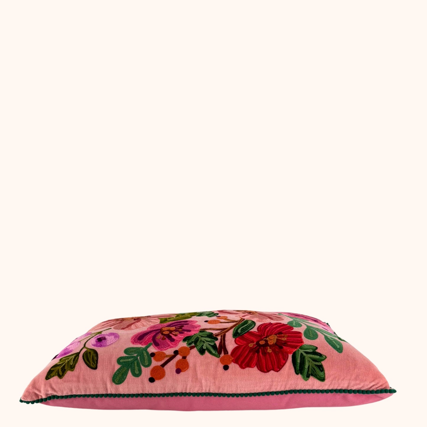 Velours kussen 40 x 60 cm met handgemaakte bloemenborduursels roze