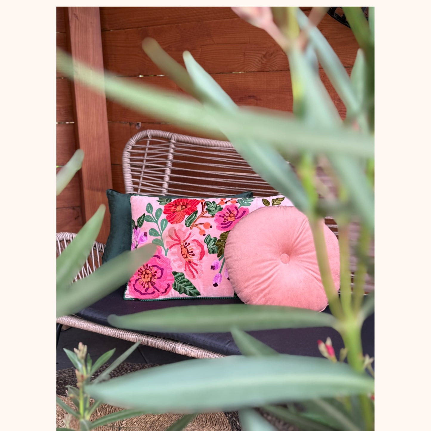 Velours kussen 40 x 60 cm met handgemaakte bloemenborduursels roze