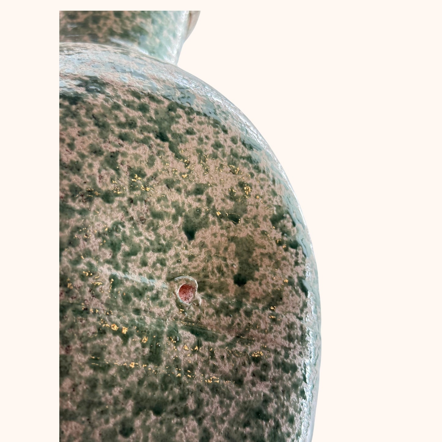 Terracotta kruik met opening – wit & groen | 39 x 20 cm