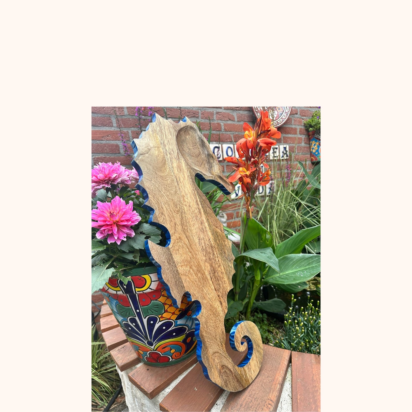 Grote Tapasplank "Zeepaard" – Mangohout & Blauw Detail (Ø 60 cm)