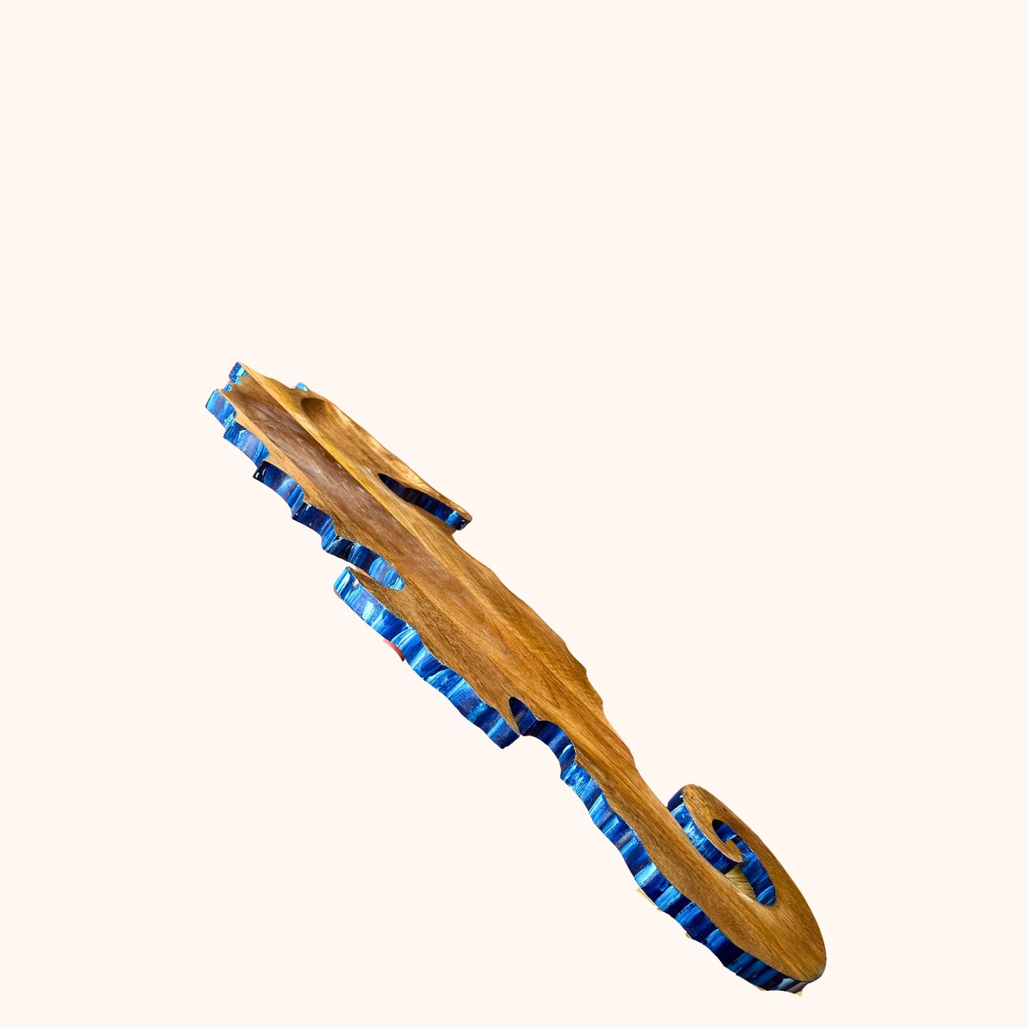 Grote Tapasplank "Zeepaard" – Mangohout & Blauw Detail (Ø 60 cm)
