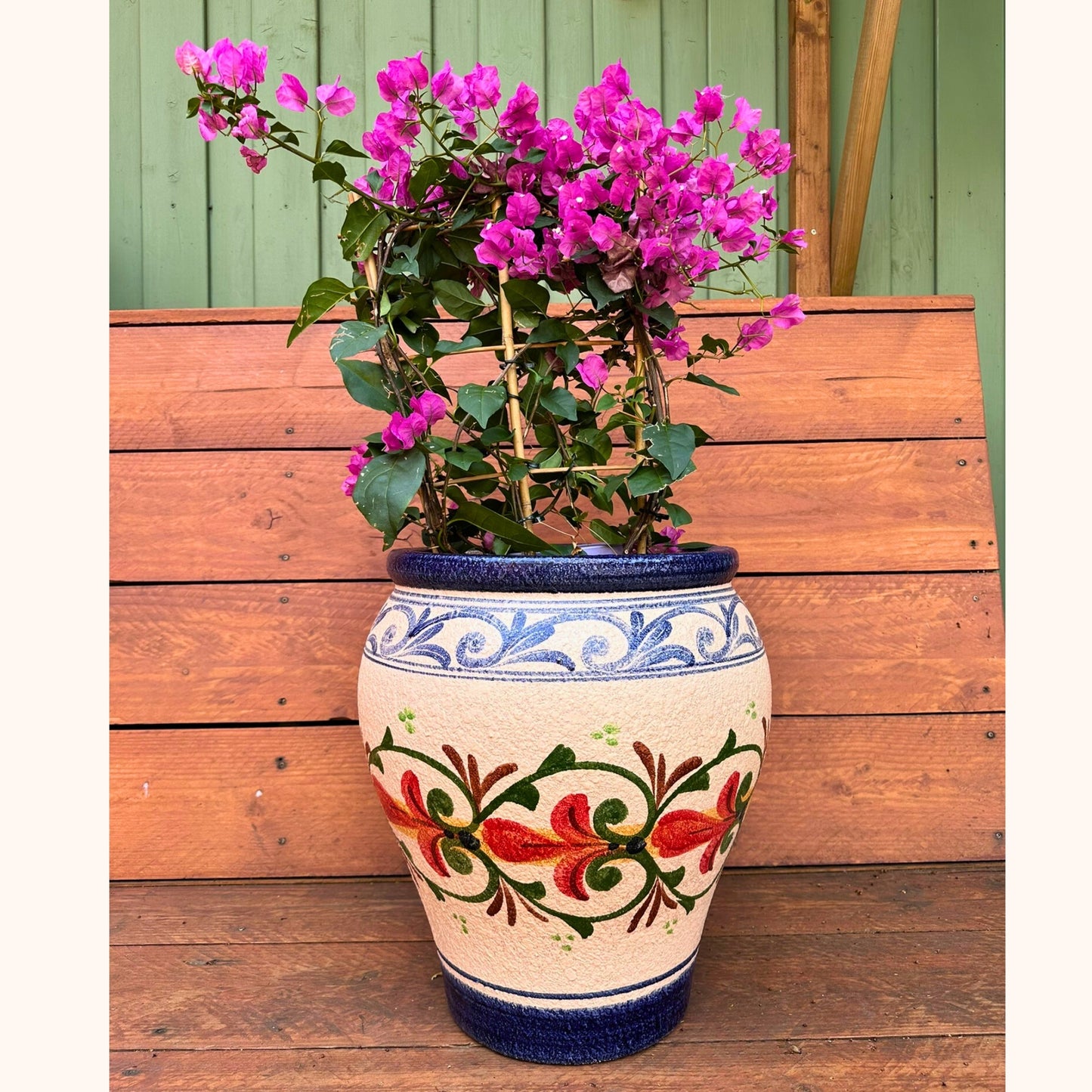 Terracotta bloempot blauw 46 cm hoog – handbeschilderd met drainagegat