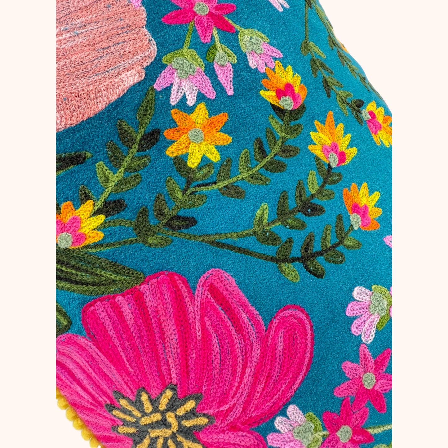 Velours kussen 35x70cm met handgemaakte bloemenborduursels aquablauw