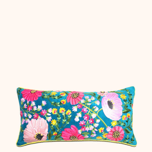 Velours kussen 35x70cm met handgemaakte bloemenborduursels aquablauw