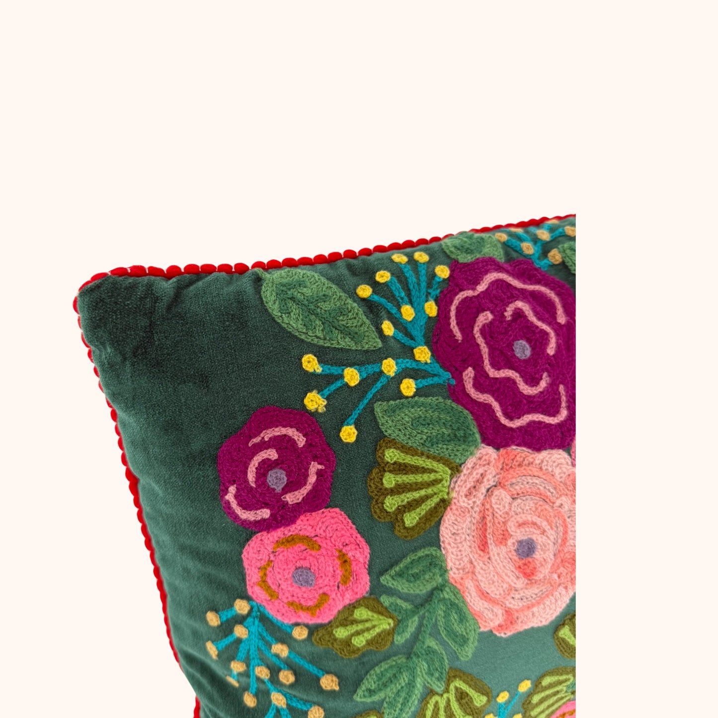 Velours kussen 35 x 50 cm met handgemaakte bloemenborduursels donkergroen