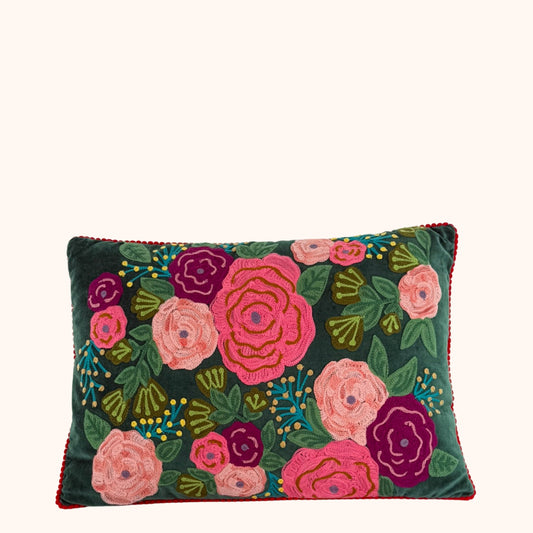 Velours kussen 35 x 50 cm met handgemaakte bloemenborduursels donkergroen