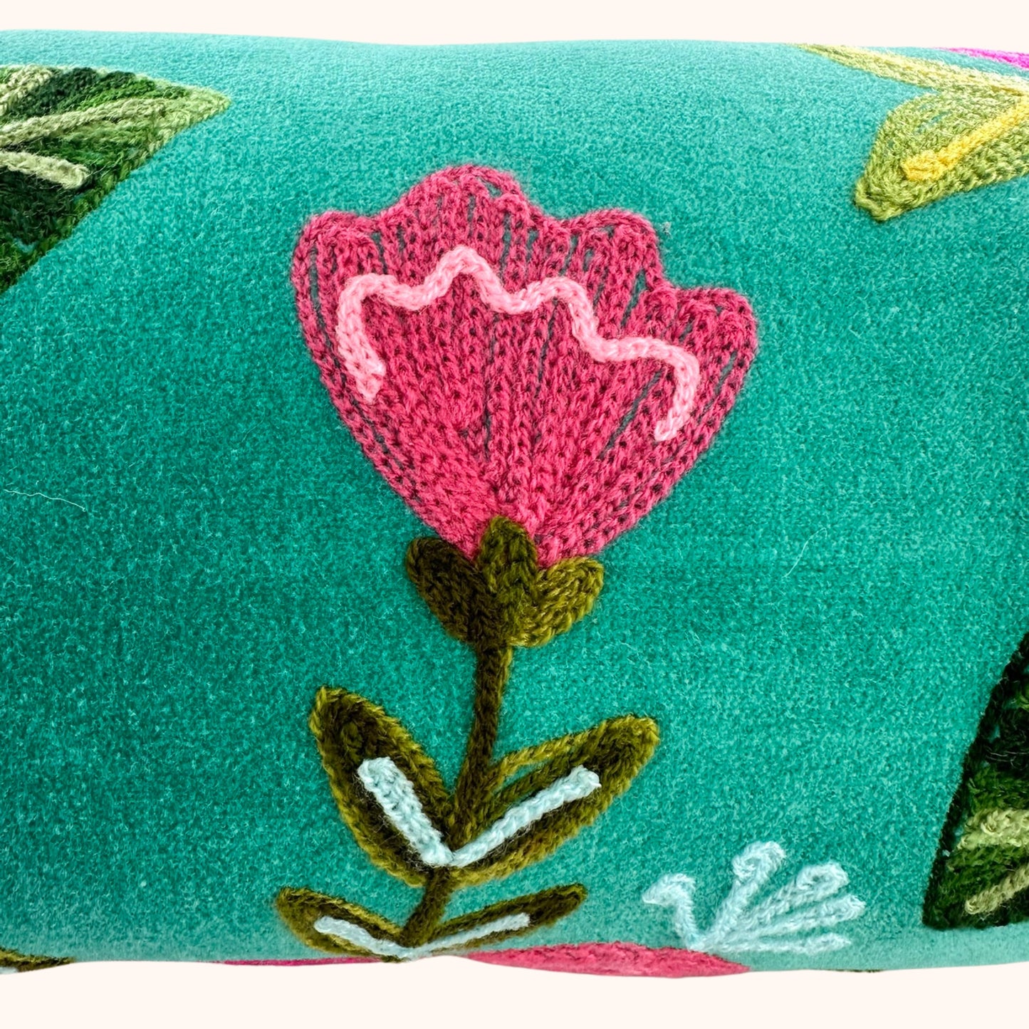 Velourse nekrol met handgemaakte bloemenborduursels blauw en multicolour