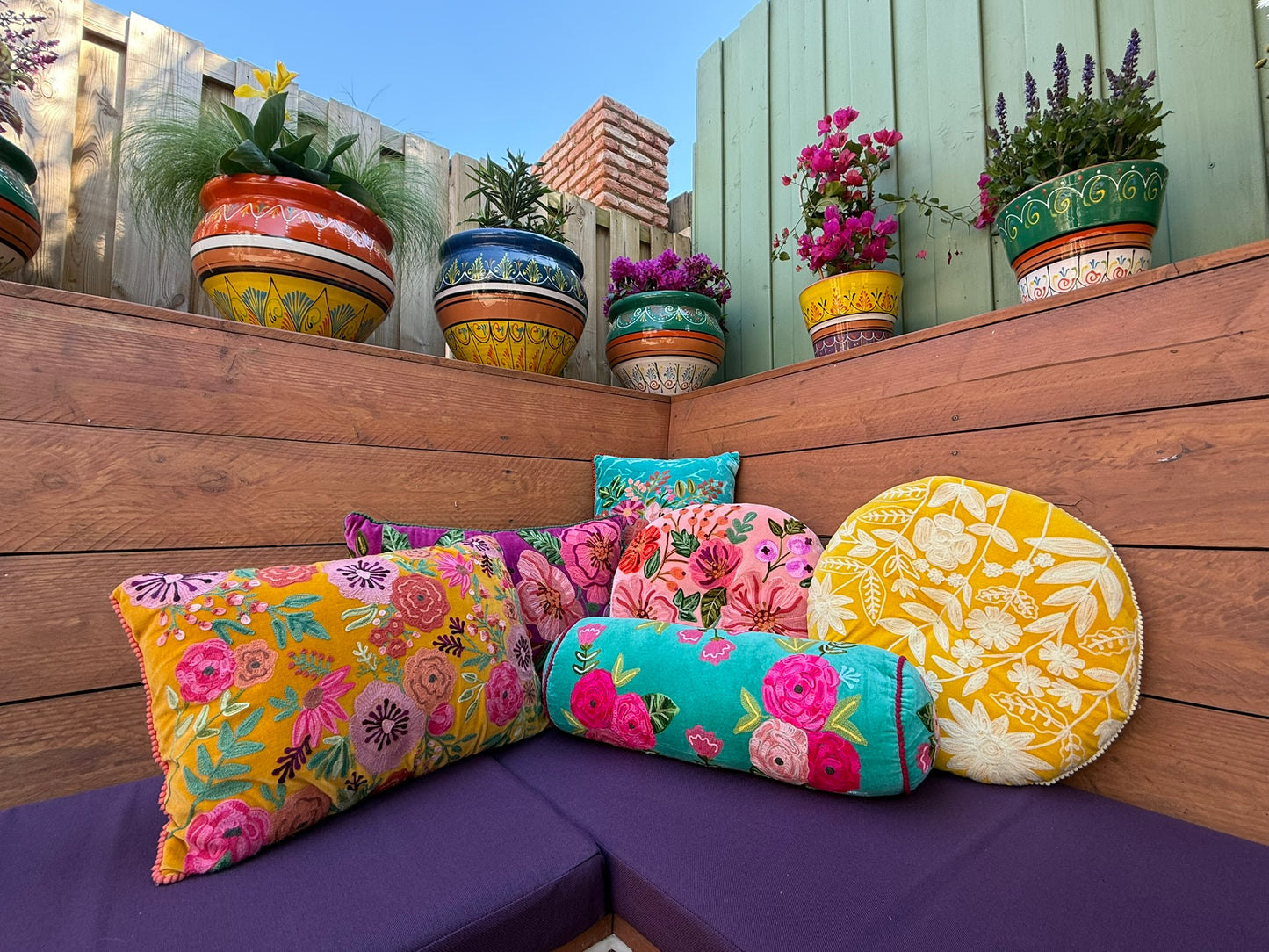 Velourse nekrol met handgemaakte bloemenborduursels blauw en multicolour