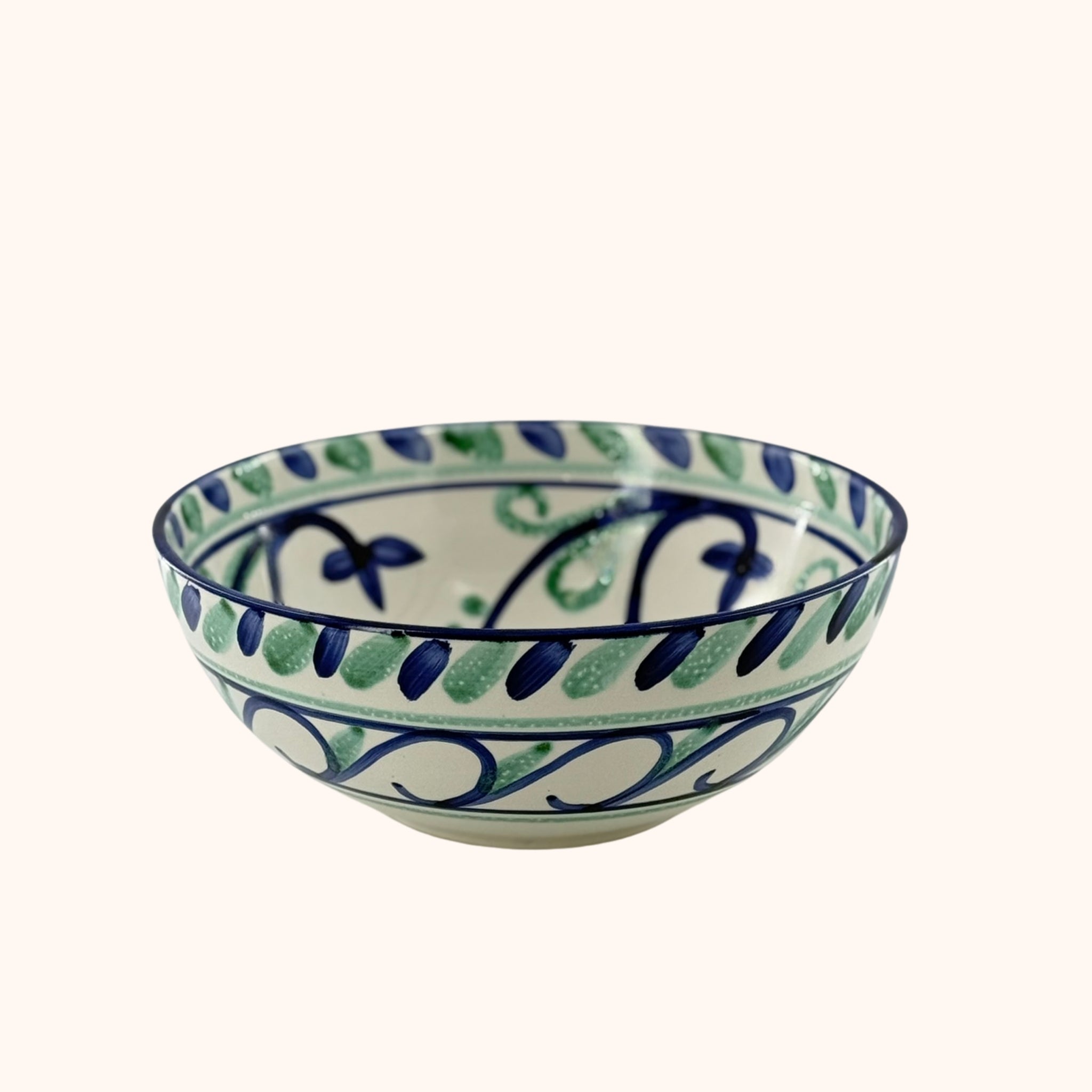 Grote handgemaakte serveerkom groen/blauw – kleurrijk keramiek uit Spanje, handgemaakt keramiek uit Spanje in blauw en groen en kleurrijk - Belleza del Sur