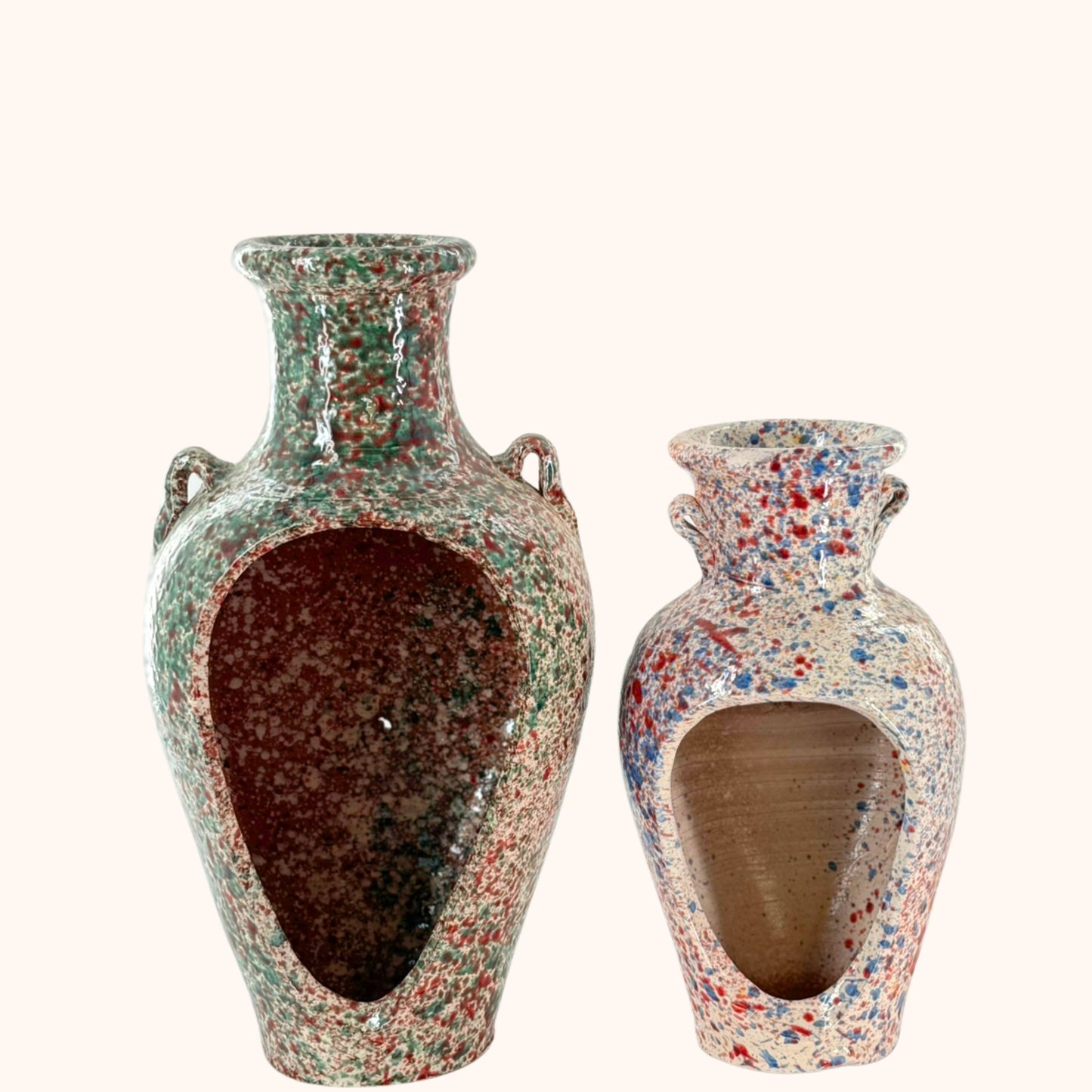Kleine terracotta kruik met opening – wit, geel, blauw & rood | 29 x 15 cm