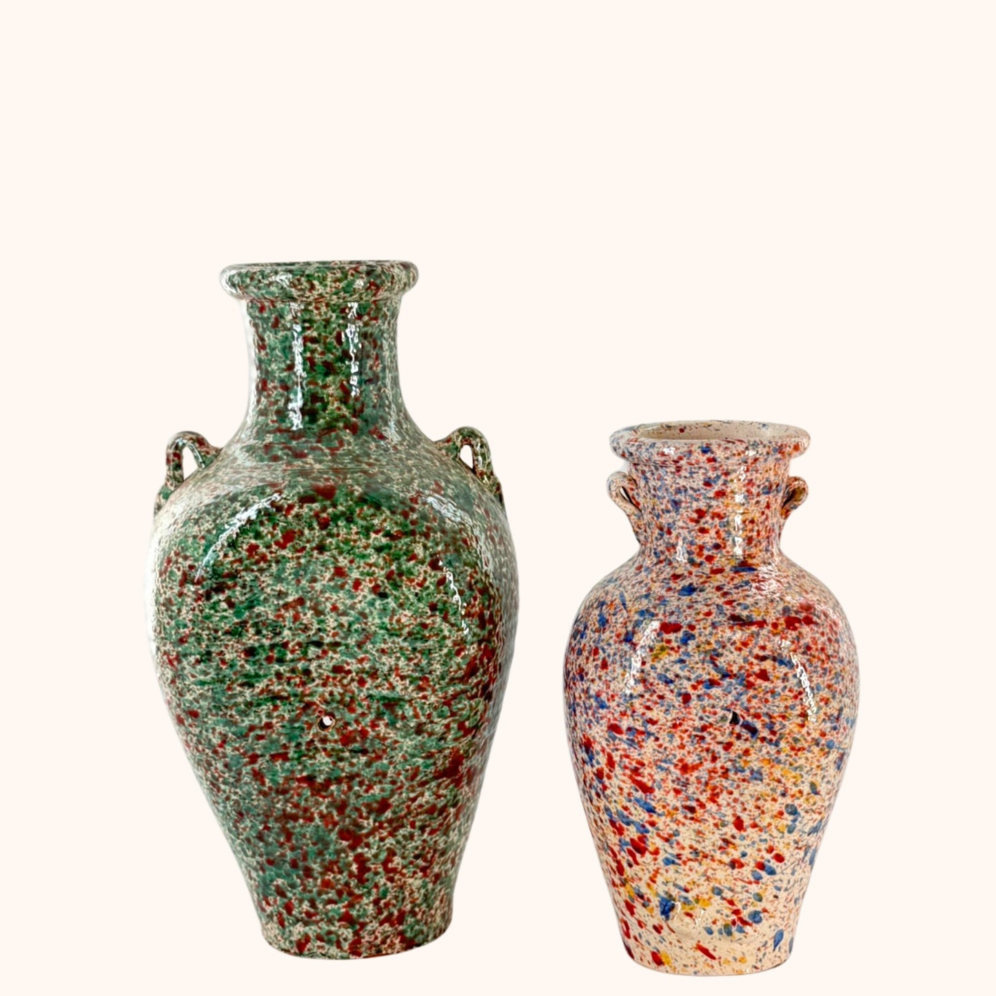 Kleine terracotta kruik met opening – wit, geel, blauw & rood | 29 x 15 cm