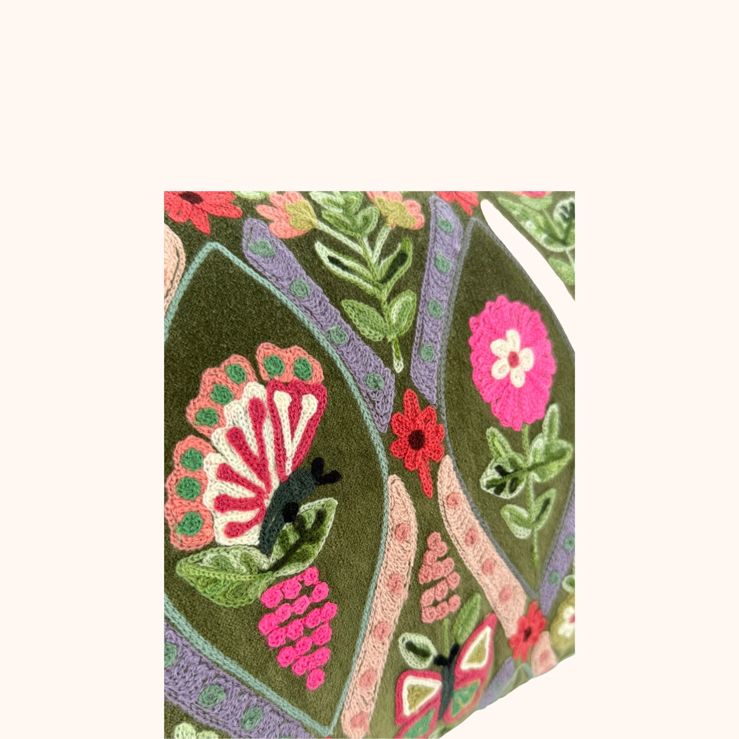 Velours kussen 30 x 60 cm met handgemaakte bloemenborduursels mos groen