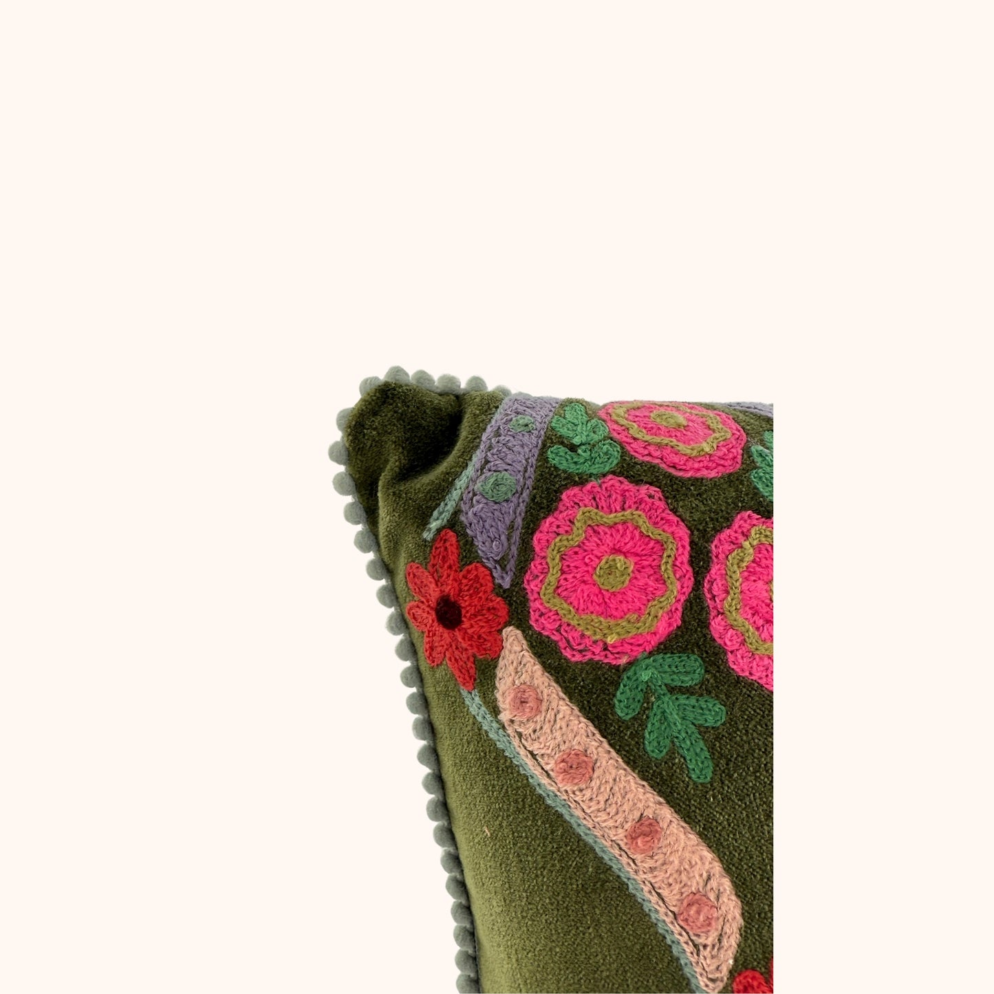 Velours kussen 30 x 60 cm met handgemaakte bloemenborduursels mos groen