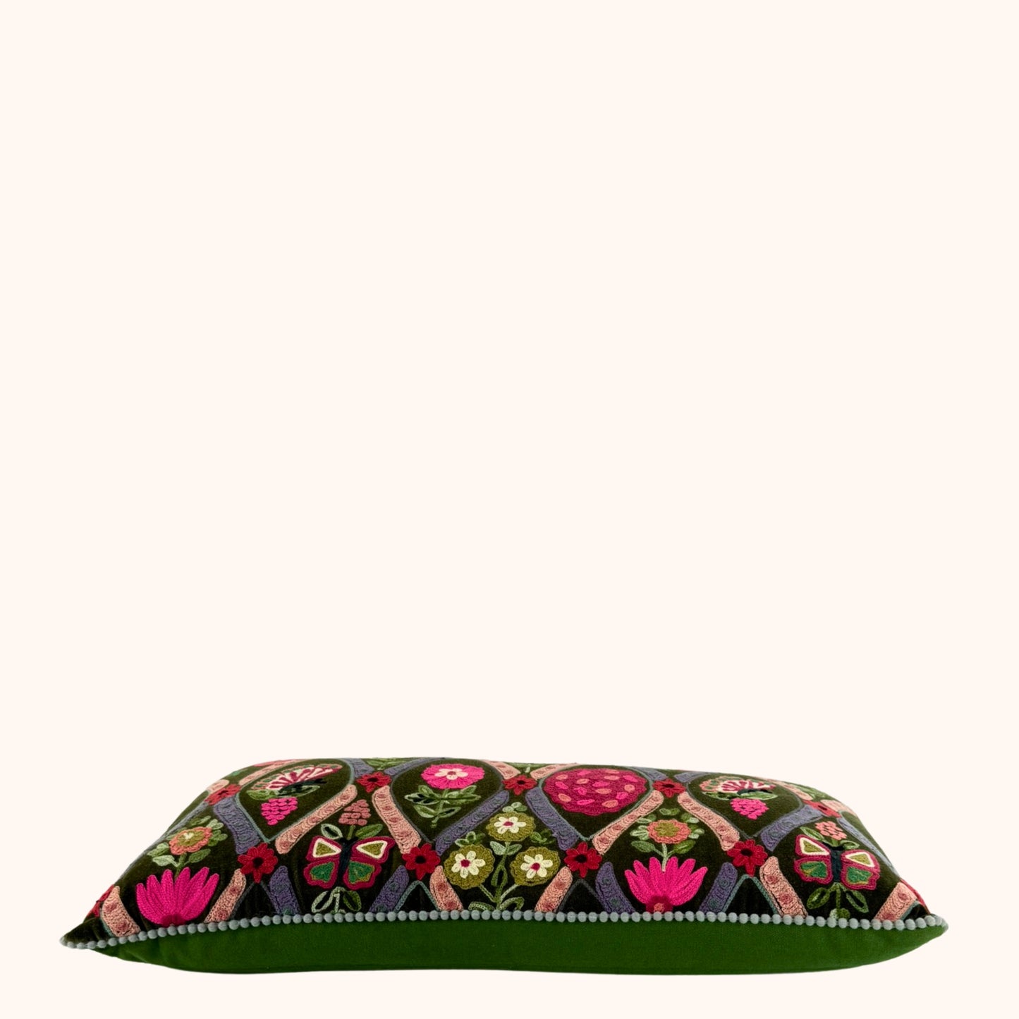 Velours kussen 30 x 60 cm met handgemaakte bloemenborduursels mos groen