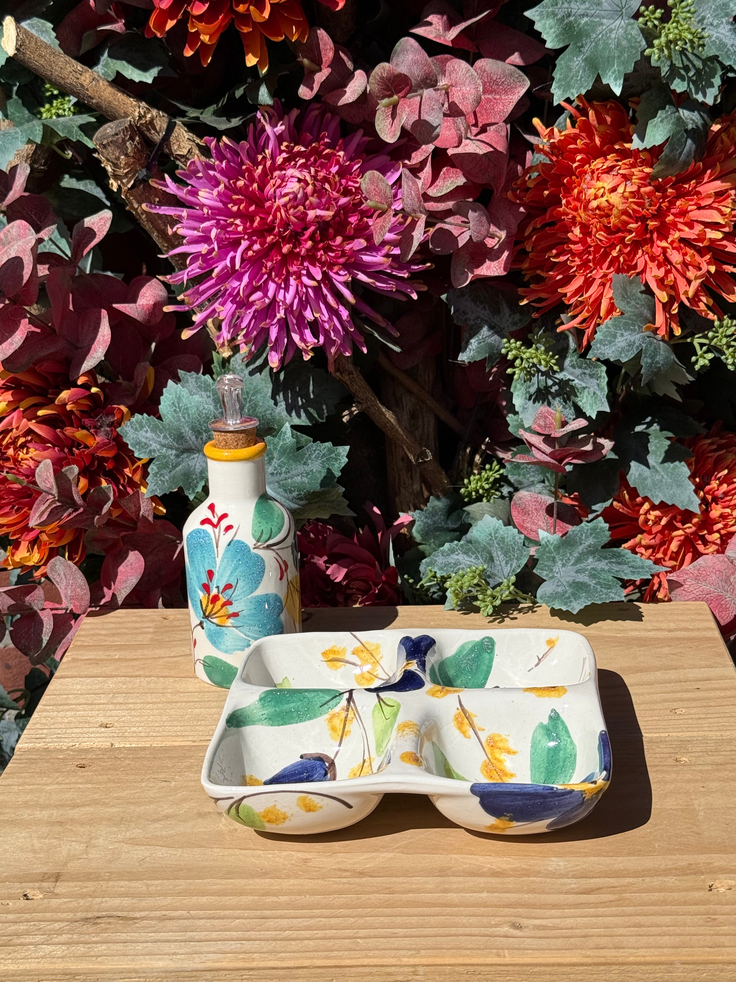 Keramieken olieflesje bloemen gecombineerd met bijpassend servies