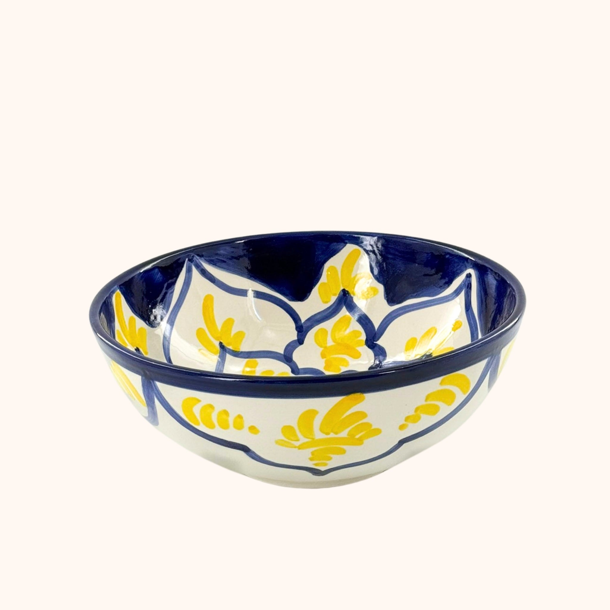 Grote handgemaakte serveerkom geel/blauw – kleurrijk keramiek uit Spanje, handgemaakt keramiek uit Spanje in blauw en geel en kleurrijk - Belleza del Sur