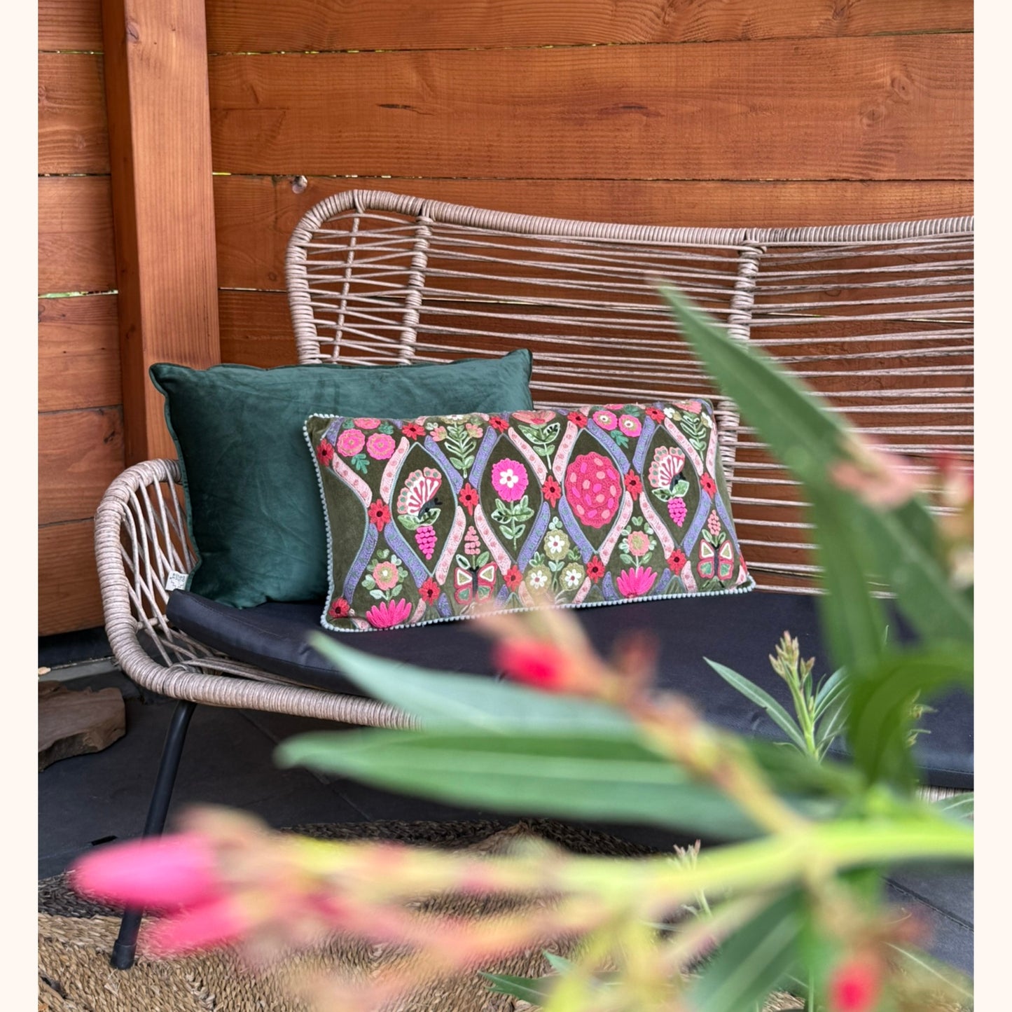 Velours kussen 30 x 60 cm met handgemaakte bloemenborduursels mos groen