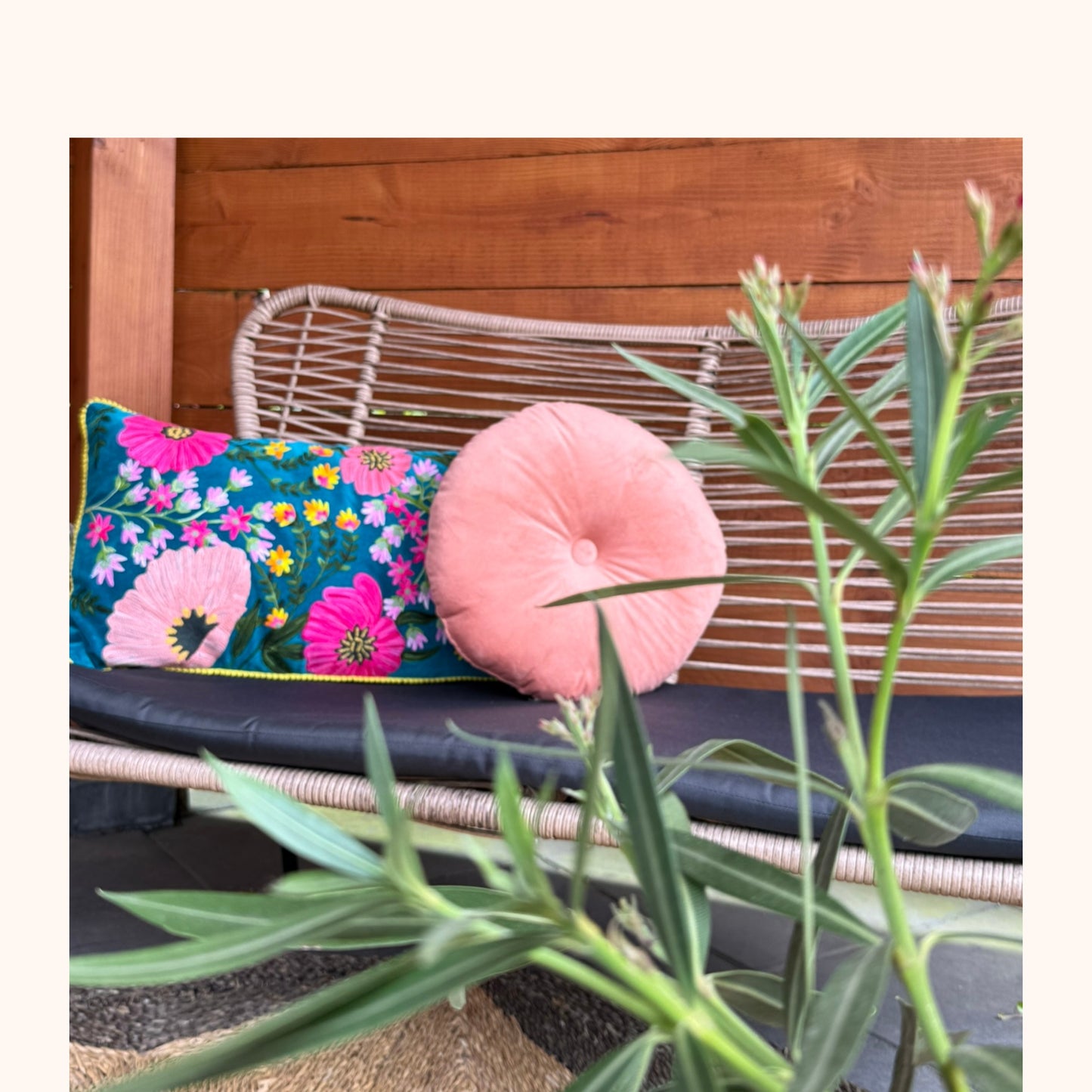Velours kussen 35x70cm met handgemaakte bloemenborduursels aquablauw