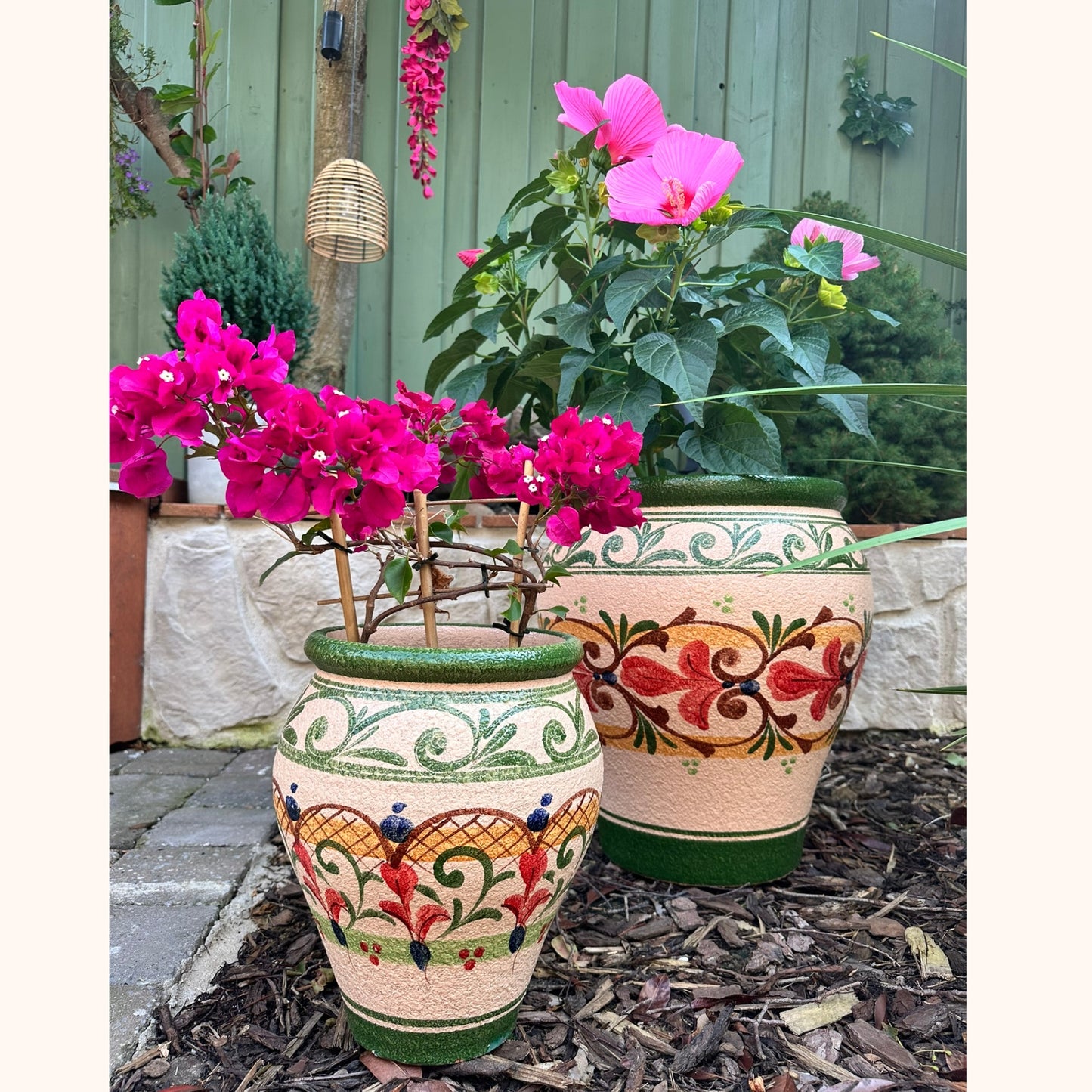 Terracotta bloempot groen 31 cm hoog – handbeschilderd met drainagegat