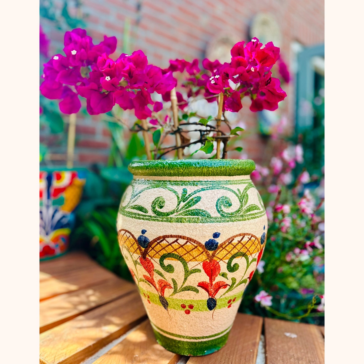 Terracotta bloempot groen 31 cm hoog – handbeschilderd met drainagegat
