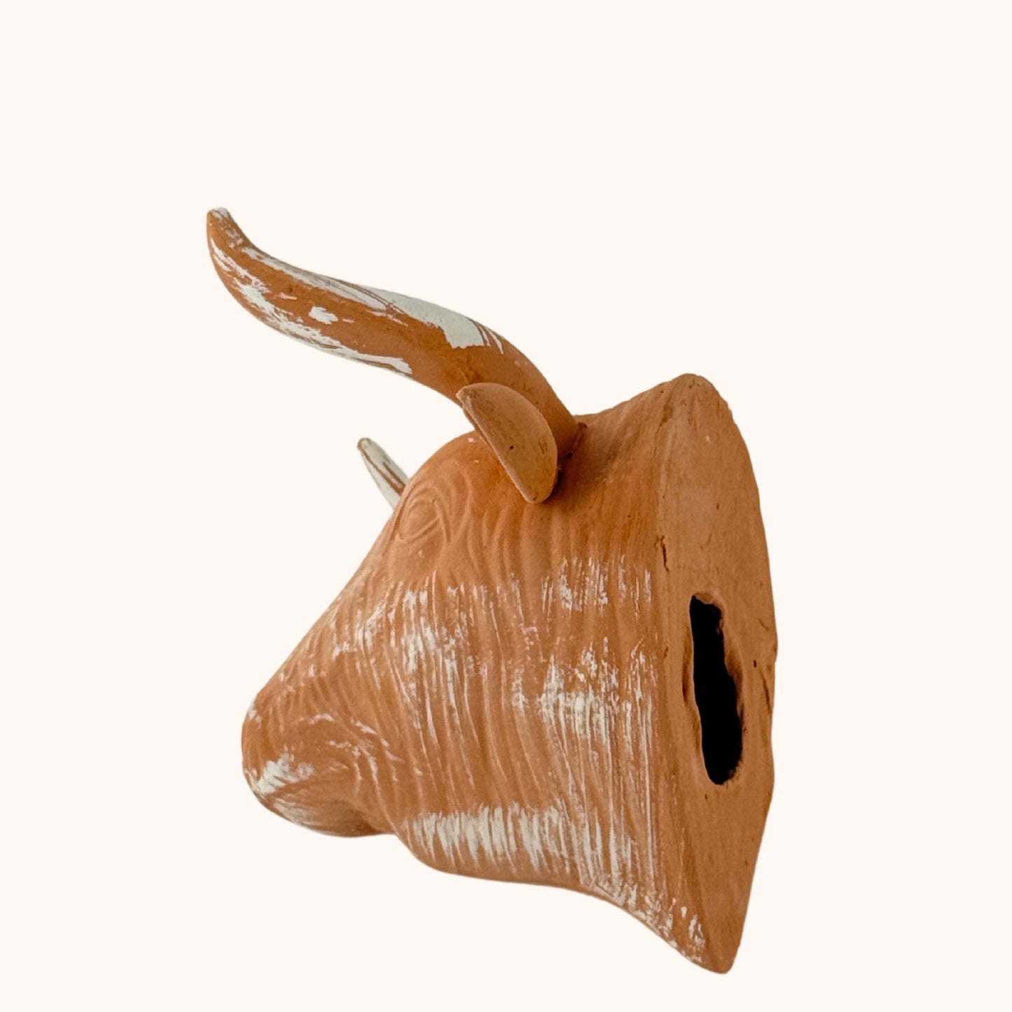 Terracotta stierenkop wanddecoratie met witte waas