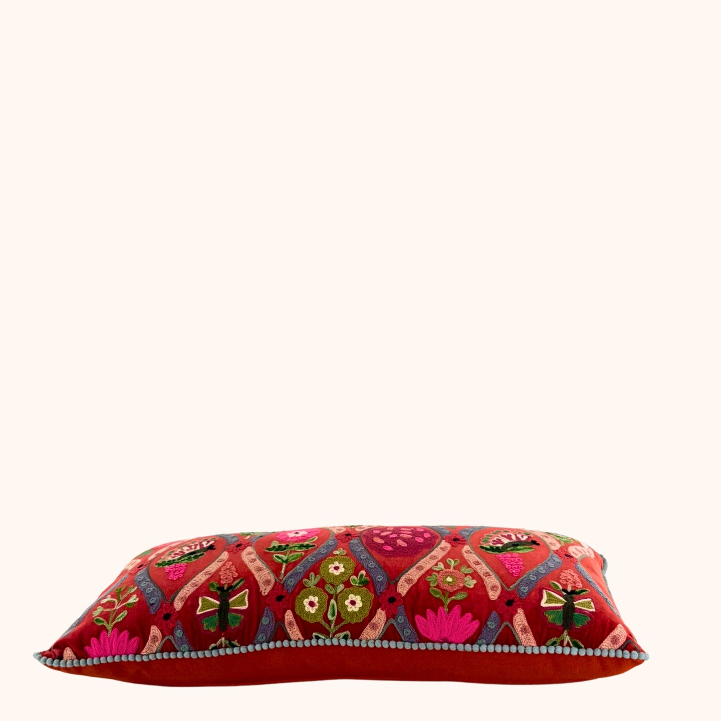 Velours kussen 30 x 60 cm met handgemaakte bloemenborduursels terra/oranje